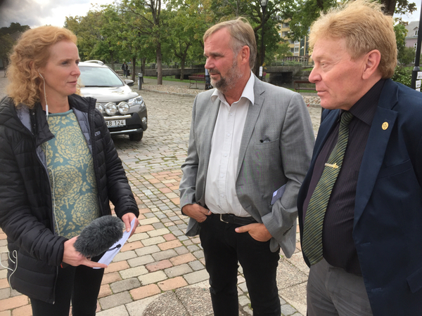 Så har politikerna som Therese ska intervjua från de två största partierna kommit till torget i Filipstad.