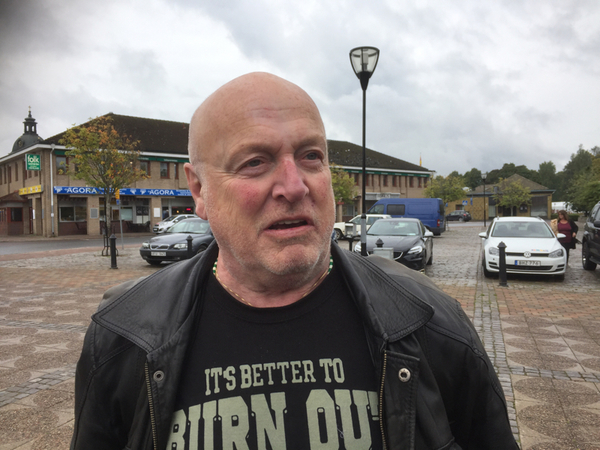 Louis Davoust, som är i Filipstad inför Oxhälja som startar i morgon, tycker att politikerna borde sätta in åtgärder och inte bara satsa pengar på att bekämpa arbetslösheten.
- Det handlar om att integrera och lära sig språket, säger han.