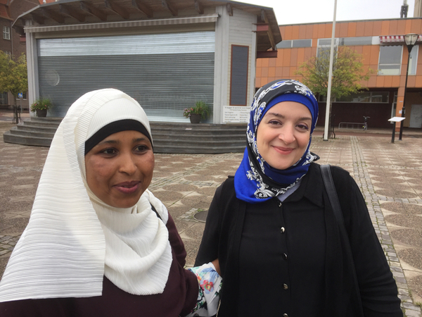 Seynah Omar Osman, som ursprungligen är från Somalia jobbar på en förskola i Filipstad. 
- Inte så bra, säger hon om den höga arbetslösheten. Vi behöver jobba eller söka jobb eller studera. 
Hon hoppas att i framtiden få ett riktigt jobb som förskollärare eller sjuksköterska. 
Henne träffar vi tillsammans med Ghazwa Azouz, som ursprungligen är från Syrien, och som är arbetslös idag. 
- Jag vill ha jobb, kanske som lärare. Man behöver jobba, säger hon.