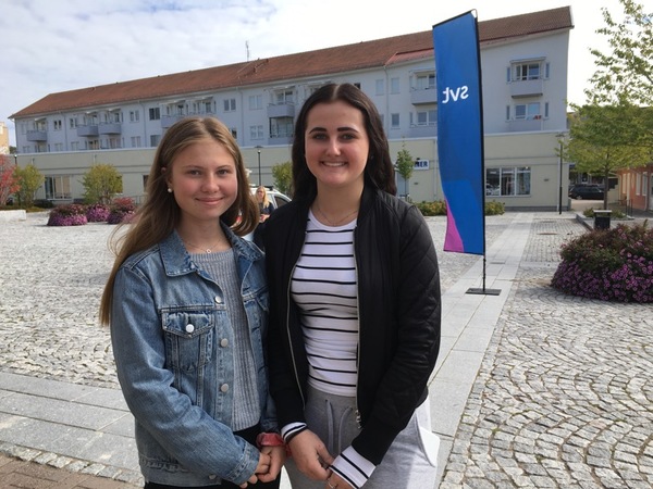 - Vi tycker vård, skola och omsorg ska drivas kommunalt. Allmänheten har mer inflytande över verksamheten då, säger Clara Levin och Thea Sandelin.