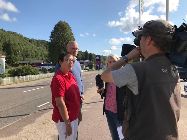 Ann-Katrine Järåsen (S) och Daniel Bäckström (C) debatterar landsbygdsfrågor i Sysslebäck.