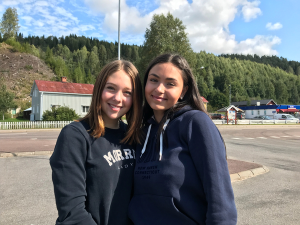 Julia Sundholm och Alice Cicek uppträder och sjunger tillsammans i duon Alice och Julia. De går åttan och Julia vill gärna bo i Sysslebäck i framtiden medan Alice vill flytta.
- Det måste finnas mer för ungdomar att göra on man ska kunna bo här, säger Alice.
- Man måste ju flytta för att utbilda sig, men sen vill jag gärna flytta tillbaka, sägerJulia.
- Men då måste det ju finns jobb !
Själv vill hon jobba med musik, eller bli pilot.