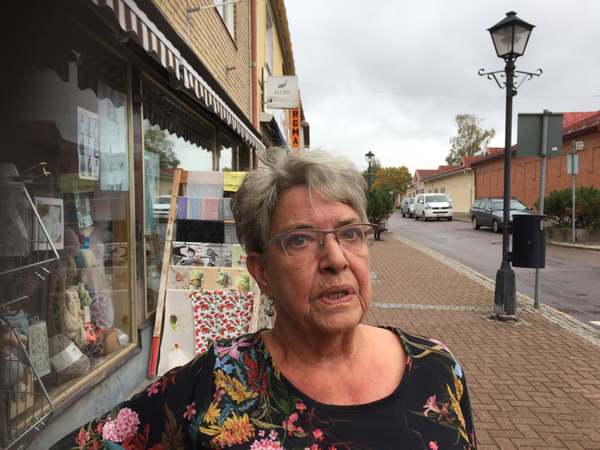 Eva Gustavsson som driver en affär på Storgatan i Charlottenberg är kritisk till kommunen.
- Kommunen gör ingenting för oss företagare, inget stöd alls, säger hon.
Hon vill se satsningar på Storgatan.
- Det är få butiker kvar, de som inte kursat har lagt ner.