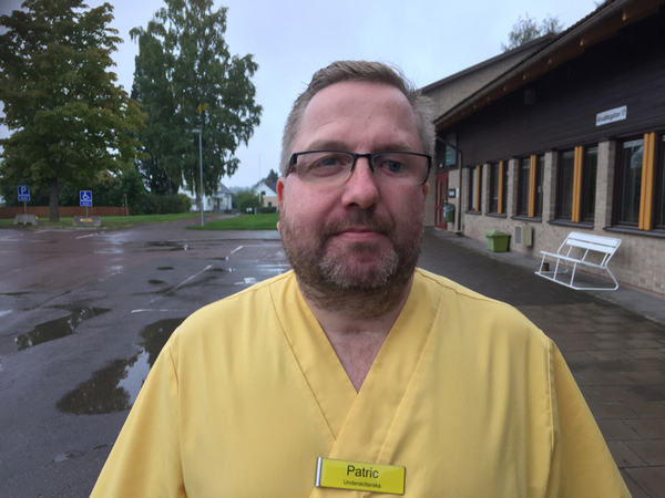 Trots dålig ekonomi i Eda lovar Vänsterpartiet i kommunen arbetstidsförkortning, sex timmar arbetsdag.
Det ska finansieras genom statliga bidrag från de så kallade rättvisemiljarderna - och en kommunal skattehöjning på upp till 75 öre.
- Det är istället för att lägga ner verksamhet och för att minska sjuktalen, säger Patric Carlsson, ordförande för Vänsterpartiet i Eda.