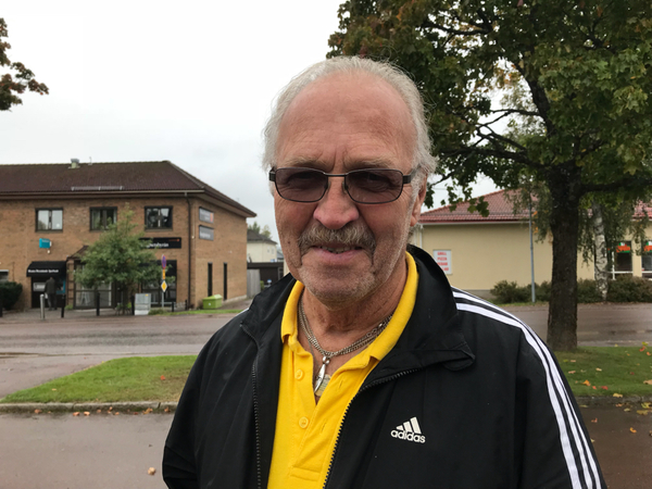 - Det måste bli en ändring. En stor sådan. Man kan inte handla om man inte har några pengar, säger Bengt-Åke Borg, som är väldigt kritisk till hur kommunen styrs. Han trodde först det skulle bli bra med ett lokalt parti som Hela Edas lista men är väldigt besviken.
- Kommunalrådet i Eda, Hans Nilsson, har kört det totalt i botten. Han har inte hållt ett enda av de vallöften han gav inför förra valet och han har skött det totalt värdelöst.