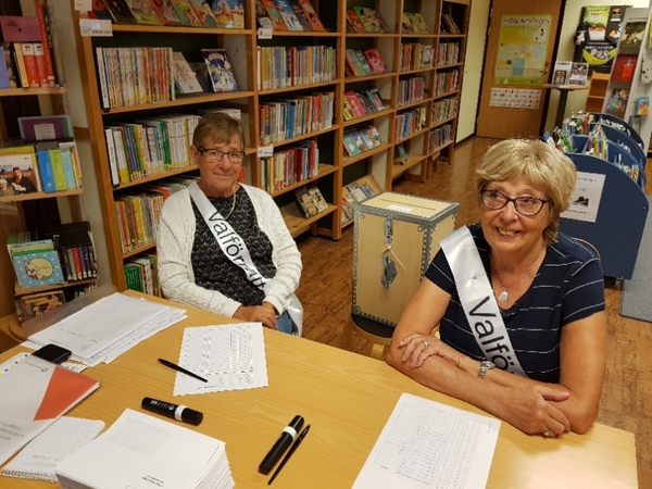 Lena Gillberg och Eivor Johansson är valförrättare, eller röstmottagre som det också heter, på biblioteket i Getinge.