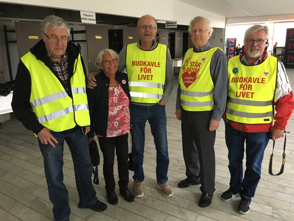Sollefteågänget på plats i sina gula västar, talesmannen Nils-Gunnar Molin tror på stöd från åtta av nio partier innan kvällen är över.