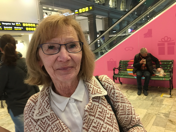 Kristi Vainio, 72 år, Stockholms centralstation: ”I år visste jag inte vem skulle rösta på men jag har röstat. Statsministrarna Palme och Reinfeldt syntes, Stefan Löfven syns inte lika mycket men på något sätt gillar jag Stefan trots allt. Men det var inte det parti jag röstade på. ”