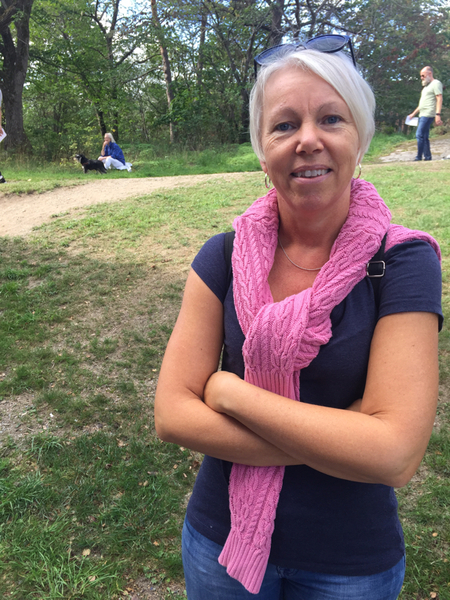 Ann Carnehagen i Farsta tycker att det bör vara mer festligheter vid vallokalerna.
- Det handlar om demokrati och demokrati är allt, men vi glömmer det. När vi är här handlar det inte bara om vad vi röstar på, utan att vi faktiskt kan och får rösta och vi bör firar den här friheten. Jag skulle vilja se mer musik, glädje och tacksamhet, säger Ann Carnehagen.