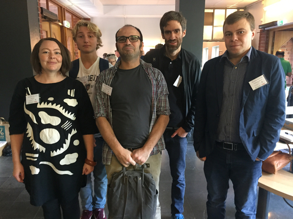 Här är några av de internationella observatörerna som besöker vallokalerna i Stockholm. Deras uppgift är att granska hur vi röstar och vad vi kan bli bättre på. Total hoppas denna grupp observatörer hinna med besök på 26 olika vallokaler under dagen.
Vår reporter Amela Mahovic träffar observatörerna på Gubbängsskolan i Farsta.