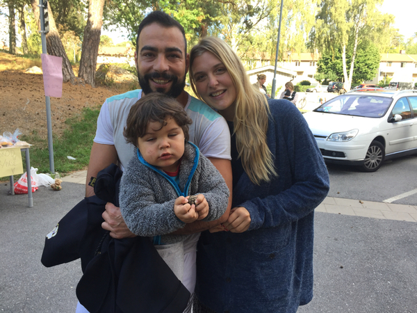 Mostafa Al-Gazim är här med sin familj och röstar för första gången någonsin.
- Det är viktigt att rösta och det gör jag för mina barns framtid. Många vänner har hört av sig för att påpeka hur viktigt det är med att rösta. Men ibland är det svårt att rösta när man inte känner till samhället så bra. Men idag har jag lagt min röst för första gången, säger Mostafa Al-Gazim.
