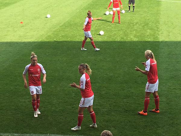 Nanna Christiansen, Theresa Nielsen och Pernille Harder manar på sitt lag under uppvärmingen. 📸: Jane Björck.