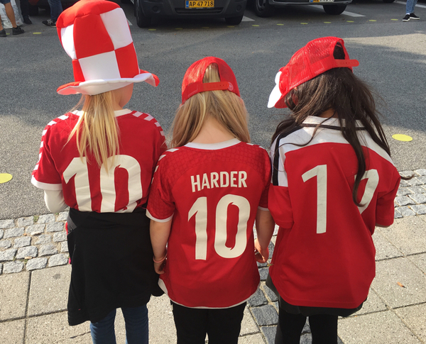 En dryg halvtimme till avspark och den slutsålda arenan i Viborg håller på att fyllas på av till störst del rödvita supportrar. 📸: Jane Björck
