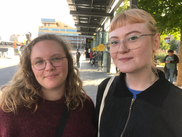 UPPSALA. Erica Pettersson, 25, och Magdalena Sölle, 24.
- På riksdagsnivå har jag bestämt mig, men inte på kommunnivå, säger Erica Pettersson.
Varför är det svårare i det valet?
- Det finns fler klara svar som är bra.
Magdalena Sölle lutar åt att rösta på samma sätt i Uppsala som hon gör i riksdagsvalet.
Något parti som har stuckit ut i Uppsala?
- Landsbygdspartiet, det verkar vara ett oklart parti.