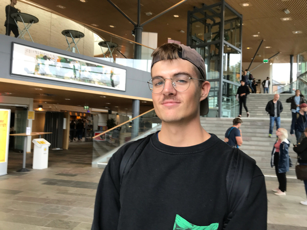 KARLSTAD. Carl Åberg, 22.
”Jag skulle vilja ha mer genuina svar från politikerna, nu känns det mer som att det är ett försvarande lag och resten attackerar i debatterna. Det behövs mer icke-partisk information inför valet, nu tycker jag det är svårt att hitta det.”