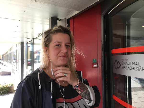 ÖSTERSUND Johanna Fredriksson, 27, Östersund
- Jag vet inom vilket block jag ska rösta. Men jag bestämmer parti på valdagen.