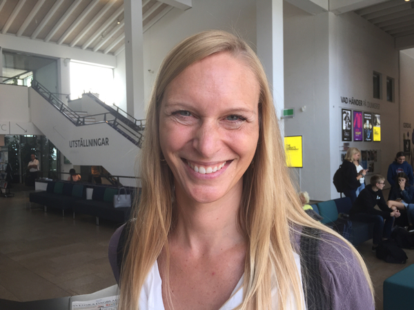 HELSINGBORG: Anna Haraldsson, 43, Helsingborg: "Jag ska rösta i eftermiddag, så det börjar bli hög tid att bestämma mig... Jag tycker det är svårt att välja, för man vet inte vem ens parti lierar sig med efter valet. Det kanske blir med ett parti som man inte alls vill ha. Det tycker jag gör valet extra svårt den här gången."