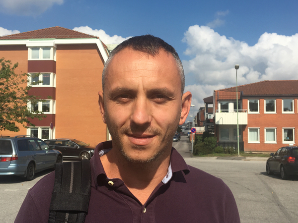 SKURUP: Sadin Balic, 35, Skurup: "Jag är osäker. Jag har varit i Sverige i nio år och röstade aldrig i mitt hemland. Det är svårt när man inte är så intresserad eller insatt i politiken, men vi diskuterar det mycket på jobbet."