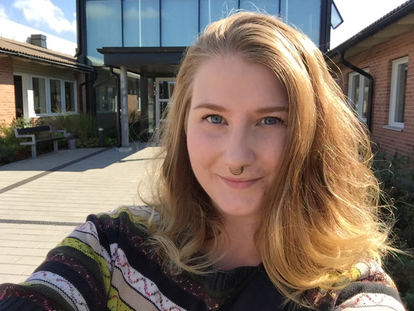 Nu är jag, Linda LC Berntsson, från SVT Nyheter Halland på plats på Osbecksgymnasiet i Laholm. Kommunen ligger i södra Halland och här bor ungefär 25000 personer.