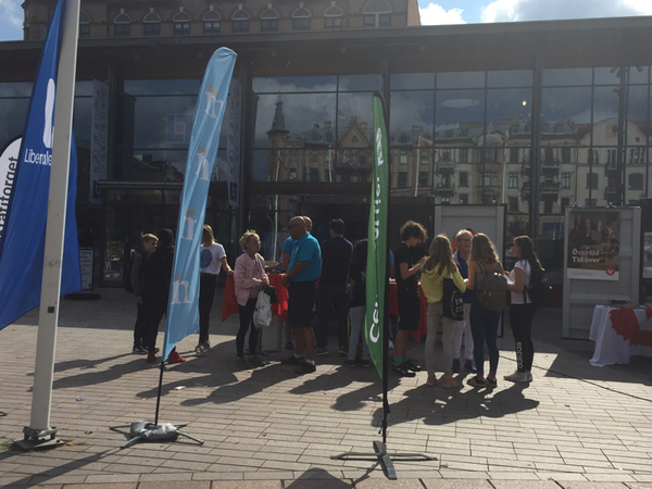 HELSINGBORG: Det är god stämning på Demokratitorget i Helsingborg. Valarbetarna är taggade och alla partier säger att de känner medvind.
