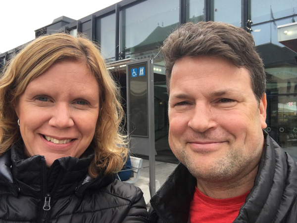 SVT Nyheter Uppsala är på plats vid Resecentrum - kom och prata val med oss! /Erik och Lotta