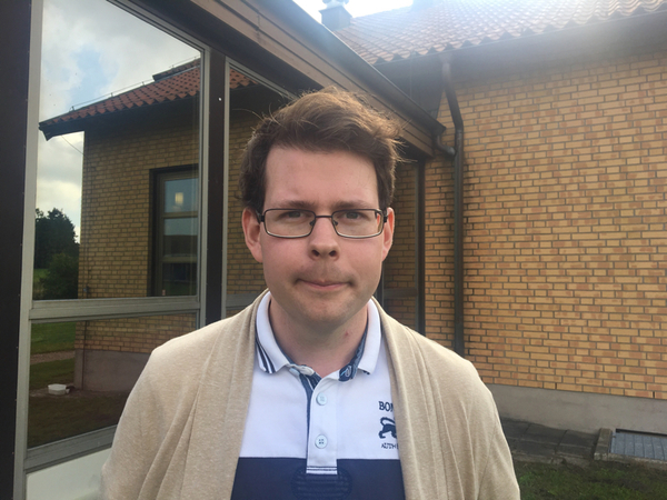 SKURUP. Christoffer Peterson, 27, Skurup: "Jag står och väljer mellan två partier. För mig handlar det om två aspekter. Dels om partiledaren, hur den personen för sig, representerar partiet och kan få igenom sin politik. Den andra aspekten är partiet i sig. Jag behöver ta ställning till partiernas förslag om utvidgat eller bevarat EU samarbete."