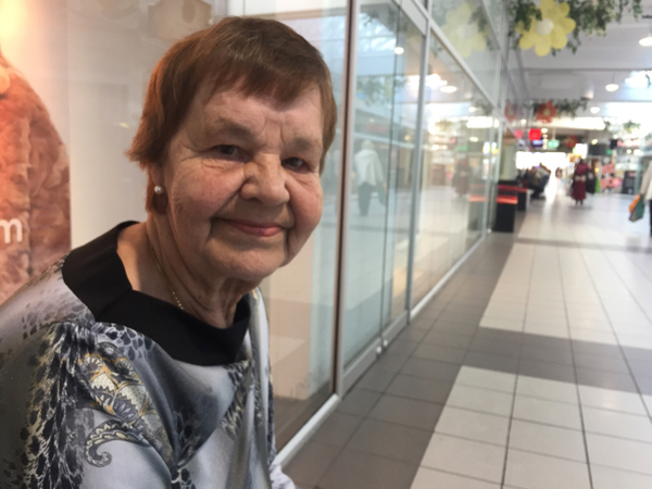ANGERED. Lilian Johansson, 75 år, Trädgårdsgärdet: ”Det är veligt med alla partier. Jag hoppas på mer trygghet här i Angered. Nu ska jag följa debatten på fredag, men jag kanske struntar i att rösta”.
