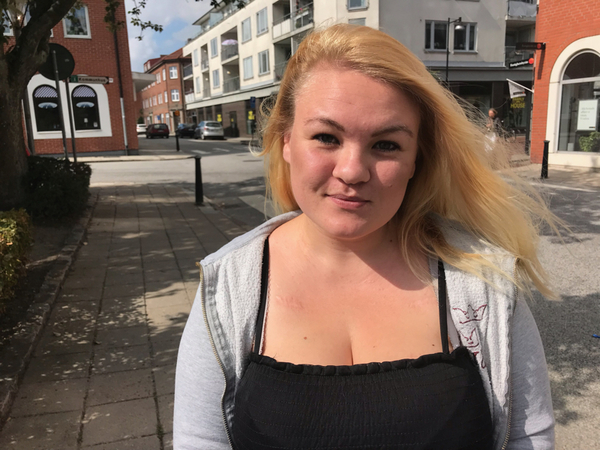 SKURUP. Jessica Johansson, 24, i Skurup tycker att det är ett svårt val i år, alla partier har fördelar och nackdelar.
- Jag känner inte för något parti, men rösten måste man väl ändå lägga. Det är viktigt. Om någon satsar väldigt mycket på vården, då röstar jag på dem. Höjda löner, kortare köer.