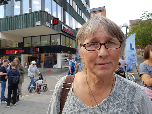 SÖDERTÄLJE. Gabriella Ahlgren, 63: "Jag ska rösta på söndag och har hjärtat i halsgropen. Jag är väldigt orolig för att man lyft på locket och att många visar sina rasistiska åsikter öppet och att det har blivit ok. Jag är chockad över att man har glömt sin historia och inte ser att alla människor har samma värde”. Vad partierna gör de sista dagarna, påverkar inte hennes röst, förklarar hon. ”Nej! Jag har två viktiga frågor, miljön och amnesti för de ensamkommande”.