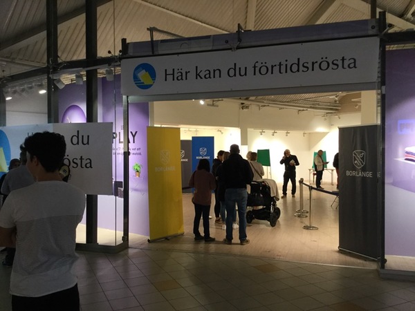 BORLÄNGE. Längst upp i Kupolen i Borlänge finns en lokal där man förtidsrösta. Just nu är det en liten kö, men det går ganska fort att komma in.