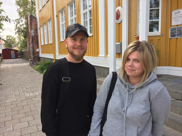 HAPARANDA Janni Lang, 33 och Angelica Kangas.
- I grund och botten är man ganska röd så jag har inte finderat så myckey. För mig är det viktigt att pengarna hamnar i välfärden, säger Janni.
Angelica:
- Jag ska rösta i eftermiddag så jag får väl ha bestämt mig men det har varit jättesvårt. För mig är det enskilda frågor som spelat roll.