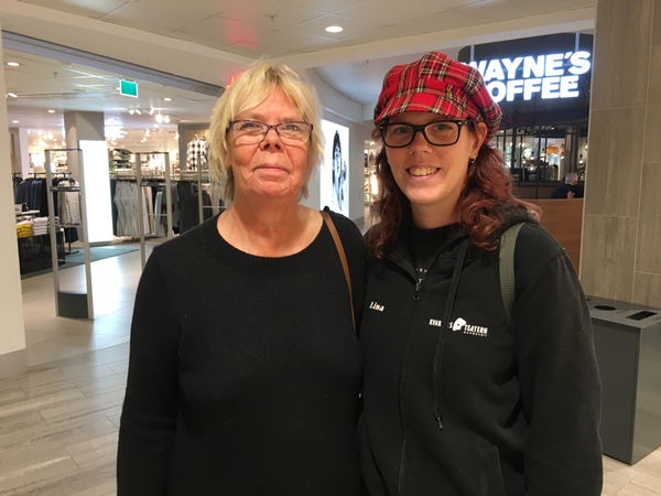 SUNDSVALL.
Ingbritt Rammus, 64 år:
- Det är svårt för att partierna är lika varandra och det är bara små saker som skiljer dem åt.
Lina Rammus, 41 år:
- Jag är lite dåligt insatt. Jag måste läsa på mer innan jag bestämmer mig, för rösta tänker jag göra.
