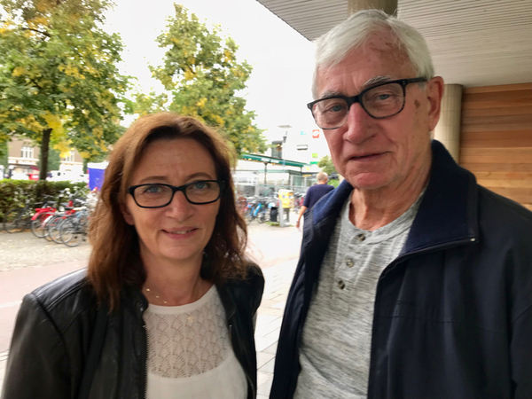 VÄSTERÅS. Per-Olof Pettersson som röstat och Åsa Gappel, 56 år, som inte vet vad hon ska rösta på:
”Det är så svårt att bestämma sig. Förr var det mycket tydligare skillnader mellan partierna men nu blir det verkligen att man på slutet försöker klura ut vad man ska rösta på. Jag kommer lyssna på den stora debatten som är kvar sen ska jag försöka bestämma mig.”