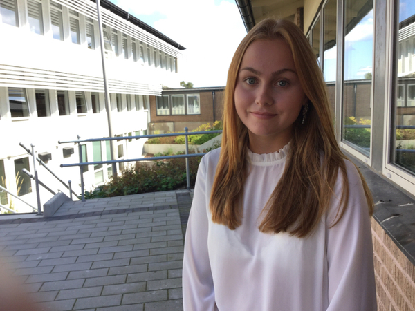 LAHOLM. Fanny Carlsson, 18 år.
"Jag har kollat på program där partiledarna får berätta vad de tycker och har kollat lite debatter och så. Jag tycker att partiledarna spelar ganska mycket roll."
-"Jag har uteslutit ganska många partier och står väl och velar mellan två. Jag tror inte de sista dagarna påverkar mer än tiden innan för jag har sållat ganska mycket."