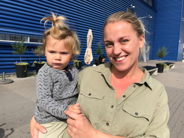 SKÄRHOLMEN. Elsa Devall, 34 år, Stockholm:”
Jag har precis flyttat tillbaka från Spanien. Jag är inte så påläst och vet inte vad jag ska rösta på. Men kanske röstar blankt eftersom jag tycker man ska vara mer påläst för att lägga sin röst på ett parti. Viktiga frågor för mig är vård och barnomsorg.”