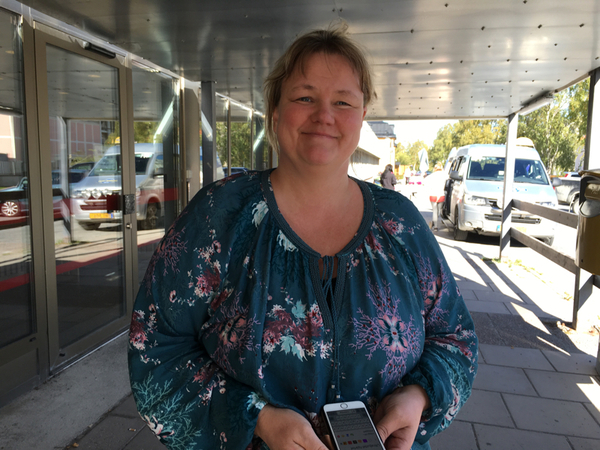 ÖSTERSUND. Lena Vedin, 48 år, Brunflo:
"Jag har inte riktigt bestämt mig, men det blir S eller V. Jag följer debatter och lyssnar. Det har alltid varit arbetarpartiet för mig. Men nu känner jag mig så fruktansvärt sviken av S med anledning av Försäkringskassan. Det lutar ändå åt S, men jag har inte bestämt mig. Det viktigaste i det här valet är att förhindra för Sd. Det är oansvarigt att missnöjesrösta på Sd. Alla partier har förstås bra saker, men det blir S eller V."