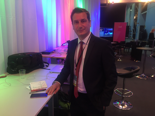 Lorenzo Amuso bevakar det svenska valet för schweiziska RSI. Ikväll ska han rapporter direkt från Stockholm på italienska.