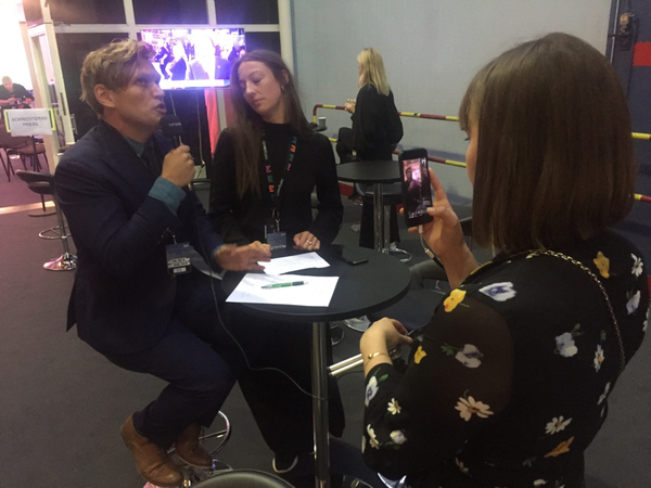 SR sänder direkt utanför SVT:s stora valstudio.