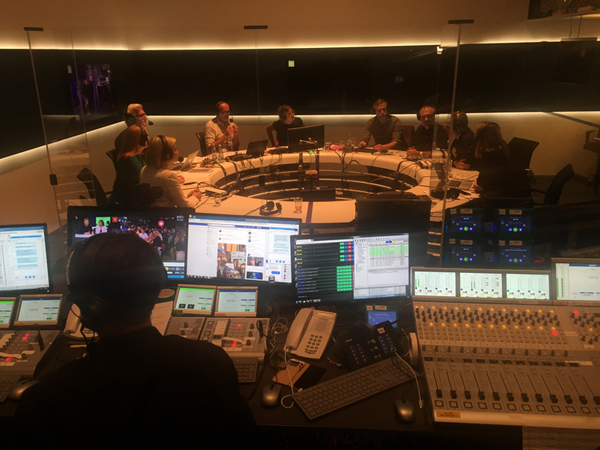 Nu sitter Alliansen i SR:s radiostudio som ligger alldeles bakom SVT:s valvakestudio.