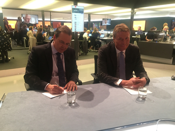 Anders Borg (M) och Thomas Bodström (S) sitter redo att kommentera.