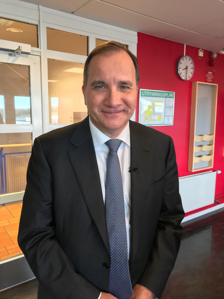 Stefan Löfven (S) gör sig redo för att gå in i studion klockan 8.45.