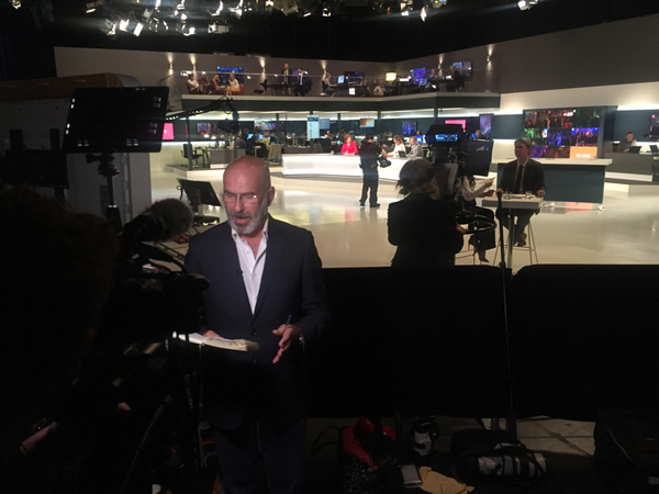 Internationella medier rapporterar (viskande) med SVT:s sändning i bakgrunden.