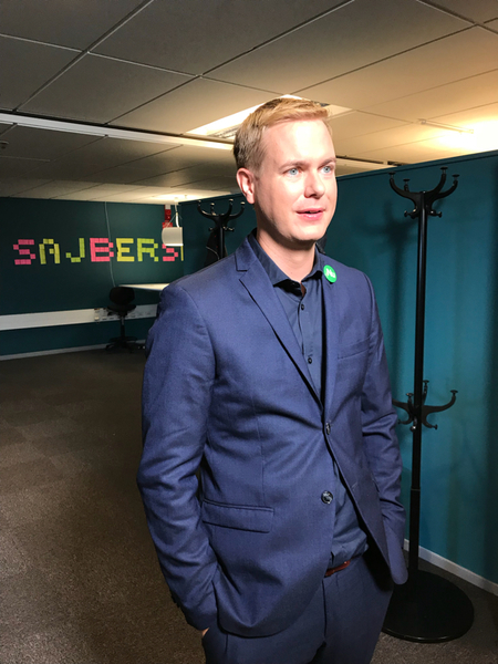 Miljöpartiets språkrör Gustav Fridolin snart i Sverige röstar-studion