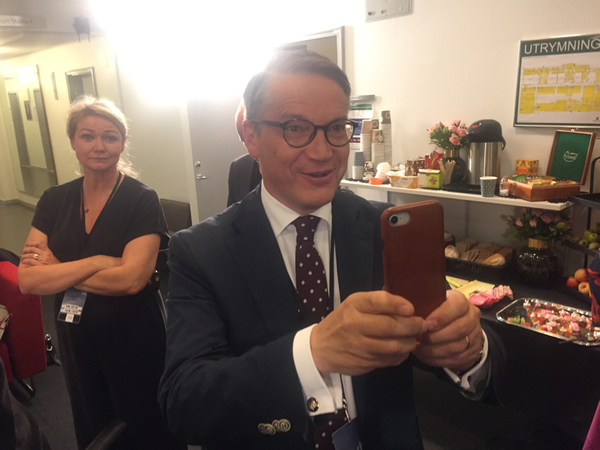 Förre KD-ledaren Göran Hägglund såg glad ut och fotade tv-skärmen.
