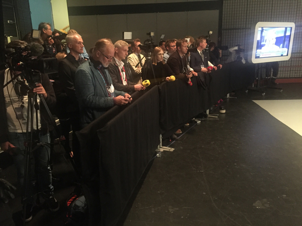 Ett stort medieuppbåd följer Alliansen med kameror.