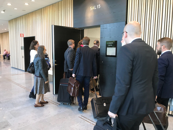 Nu går vi in i tingssalen.