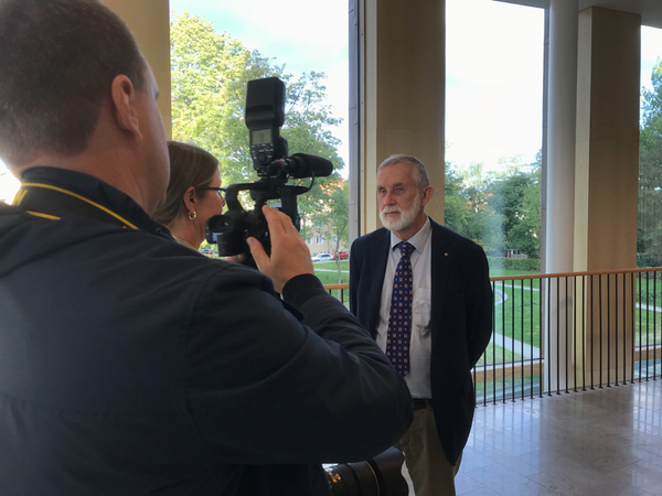 Advokat Sven Büngers 22-årige klient nekar till brott. Men enligt advokaten finns det telefonavlyssning som är graverande: ”Den ska inte negligeras. Men möjligheten att han frias finns.”