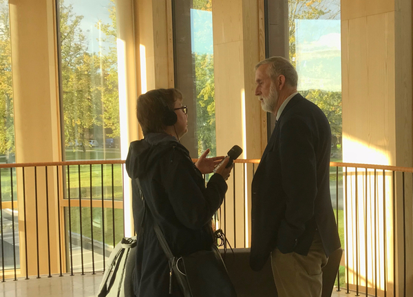 Sven Bünger, advokat till en av de tilltalade – den 22-årige sonsonen – intervjuas av SR Ekots reporter. Medieintresset för rättegången väntas vara stort.