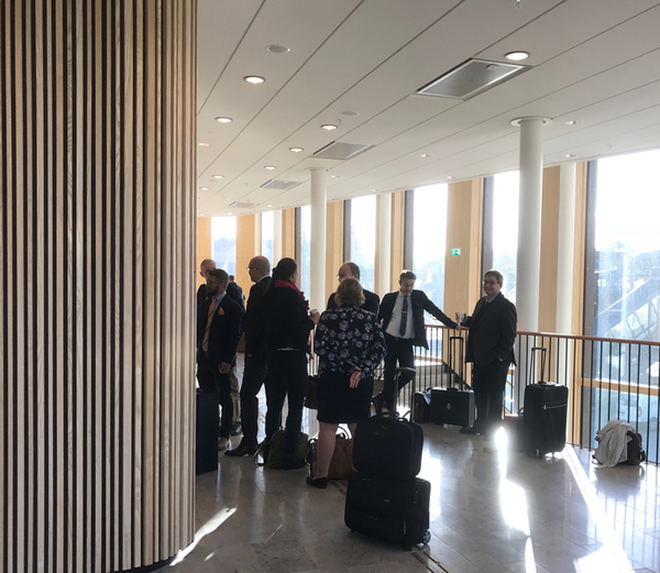 Advokaterna samtalar före rättegångsstarten.