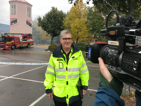 - Skolan består av tre huskroppar. Två är helt nedbrända. Den tredje står kvar men har kraftiga vatten- och rökskador, säger Fredrik Noe’n, restvärdeledare. 
Tror du att elever o personal kan komma tillbaka till den minst skadade byggnaden?
- Nej,det tror jag inte. Den måste man göra något åt.